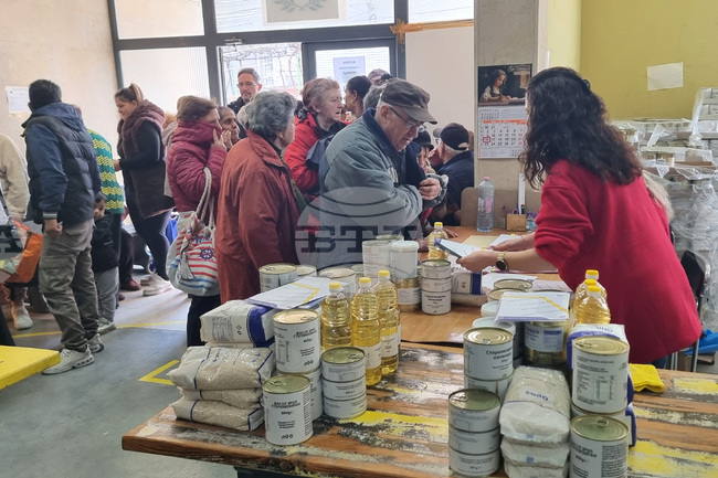 Опашки се извиха в първия ден на раздаването на хранителните помощи на нуждаещи се в Хасково