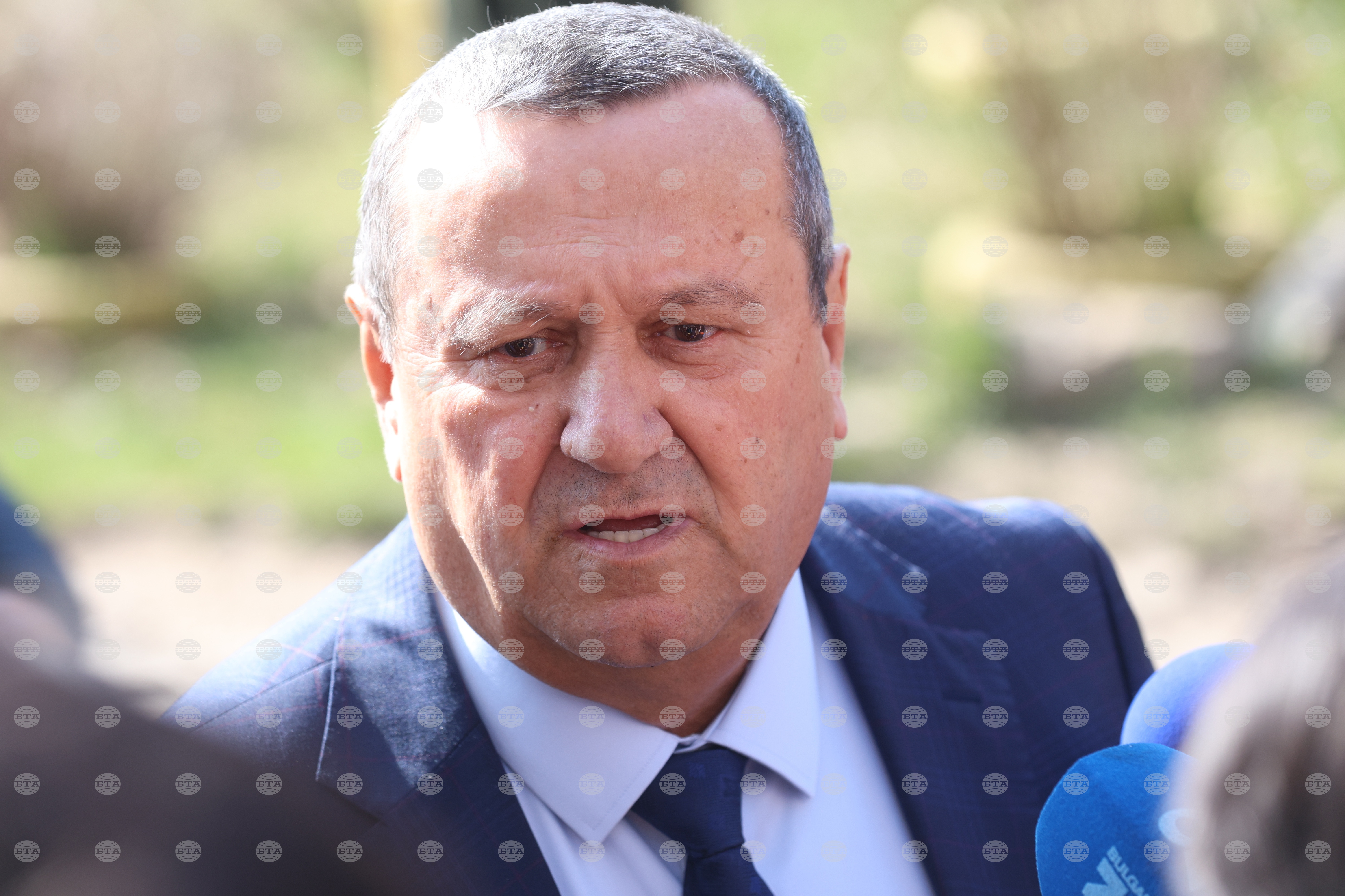 Децата от Ямбол, изведени от дома им след опасната ситуация, все още са в отделни семейства, каза социалният министър