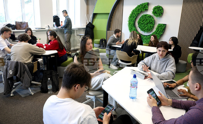 Студенти от пет университета обсъждат ефективни решения за устойчиво развитие на форум във Варна