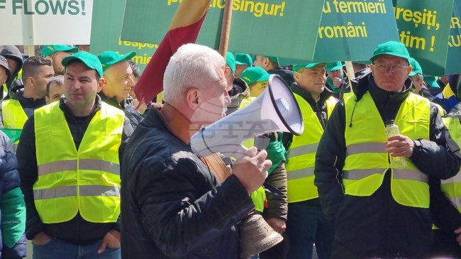 Хиляди овцевъди излязоха на протест в Букурещ срещу блокирания износ заради чумата по дребните преживни животни; полицията използва сълзотворен газ