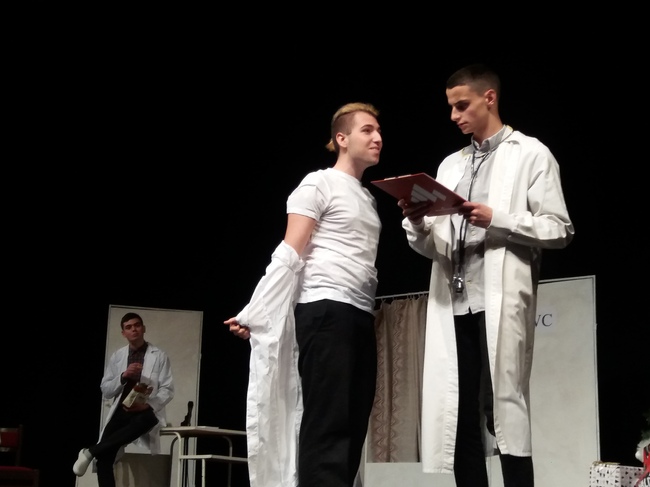 Община Ловеч: Езиковата гимназия в Ловеч празнува с нова театрална постановка и тържество