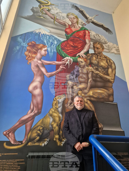 Стенопис, изобразяващ здравеопазването като семейство с болно дете, бе открит в Медицинска академия