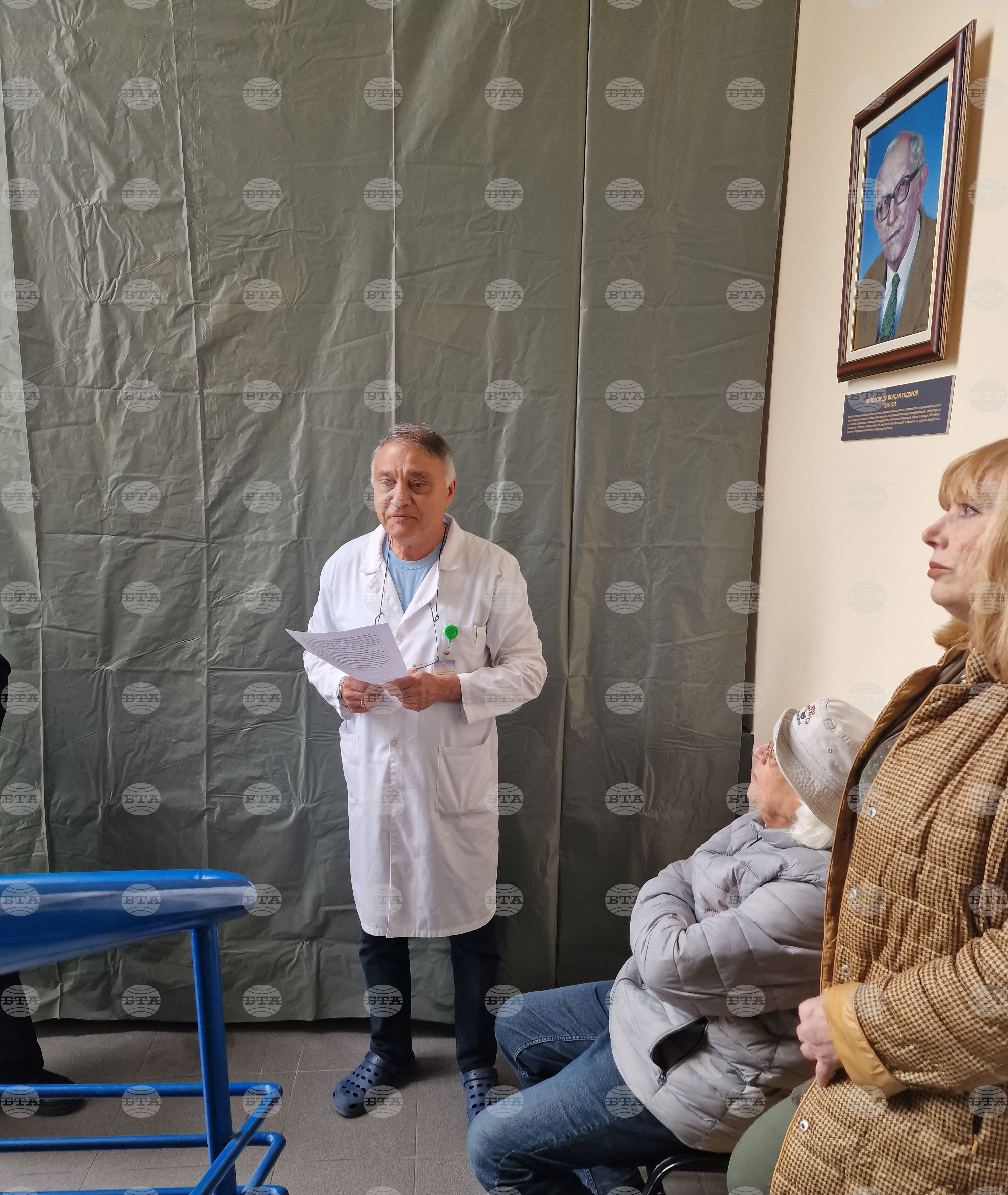 Стенопис, изобразяващ здравеопазването като семейство с болно дете, бе открит в Медицинска академия