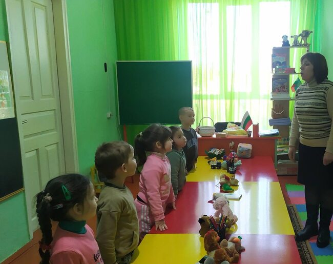 Възпитаници от Българското неделно училище „Просвета“ в село Делжилер, Украйна, учиха как се съставят въпросителни изречения