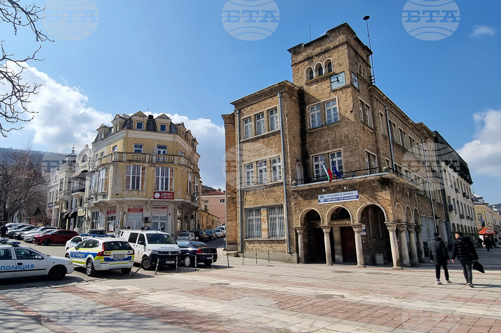 Полицаи задържаха двама мъже от Шумен за домашно насилие 