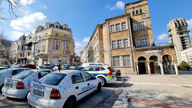 Полицаи задържаха 45-годишен криминално проявен мъж от върбишкото село Божурово, след като нанесъл удари с нож на сина си 