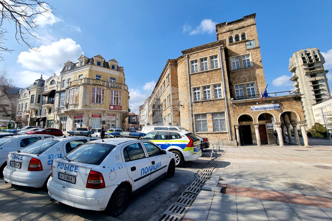 Полицаи установиха 41-годишен водач от Шумен да шофира след употреба на алкохол и наркотици, след като ударил паркиран автомобил 