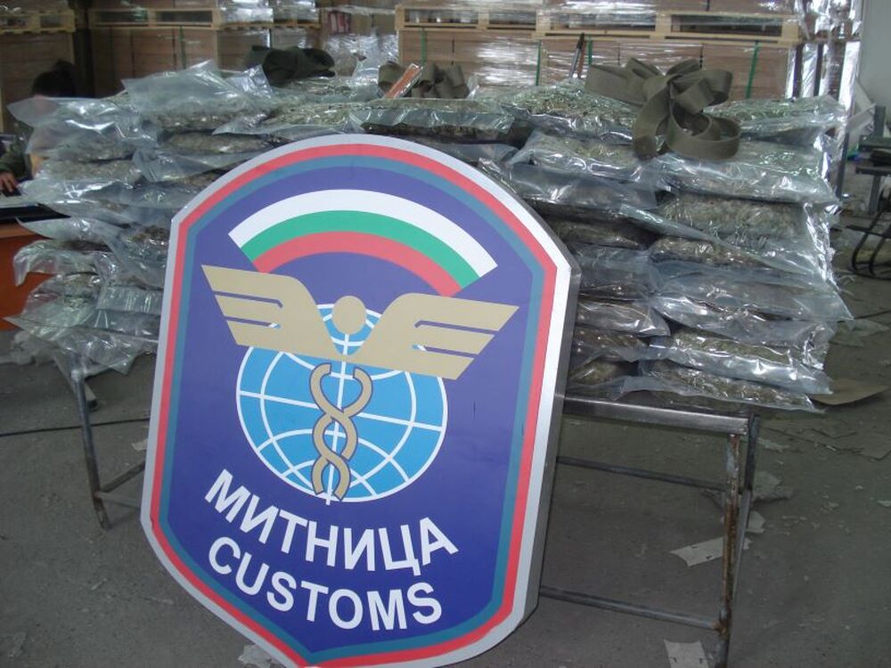 Агенция „Митници“: 106 кг марихуана откриха митнически служители в двоен под на полуремарке