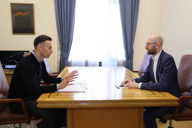 Подкрепа за спорта чрез финансови и данъчни механизми обсъдиха министър Георги Клисурски и съветникът на премиера Димитър Бербатов