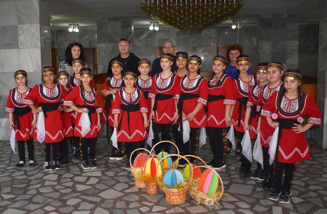 Община Разград: Лазарки от ОУ “Св.св. Кирил и Методий“- Ясеновец посетиха Община Разград