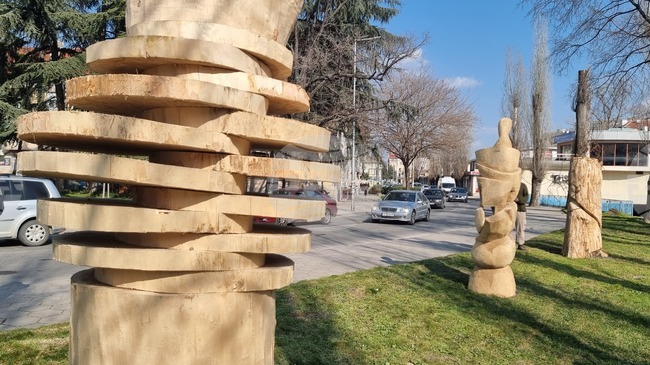 Алея със скулптури от изсъхнали тополи бе открита край реката в Хасково