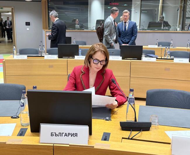 На фона на ситуацията в Близкия изток не бива да губим фокуса си върху Украйна, каза служебният външен министър Надежда Нейнски