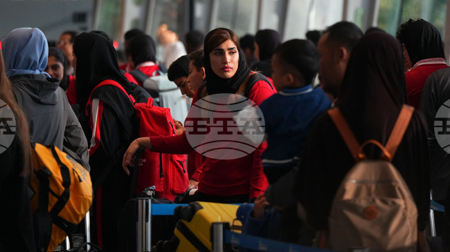 Женският национален отбор по футбол на Иран е в Турция, преди да се придвижи по суша към родината