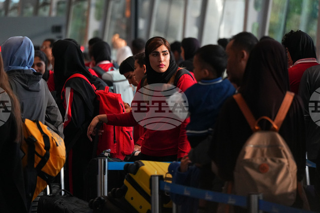 Женският национален отбор по футбол на Иран е в Турция, преди да се придвижи по суша към родината