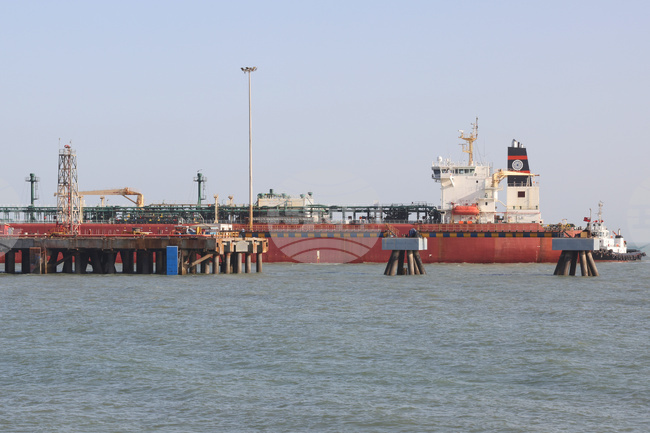 ПТИ: Танкерът "Джаг Васант", превозващ 47 000 тона пропан-бутан от Кувейт, акостира на индийското пристанище "Вадинар"