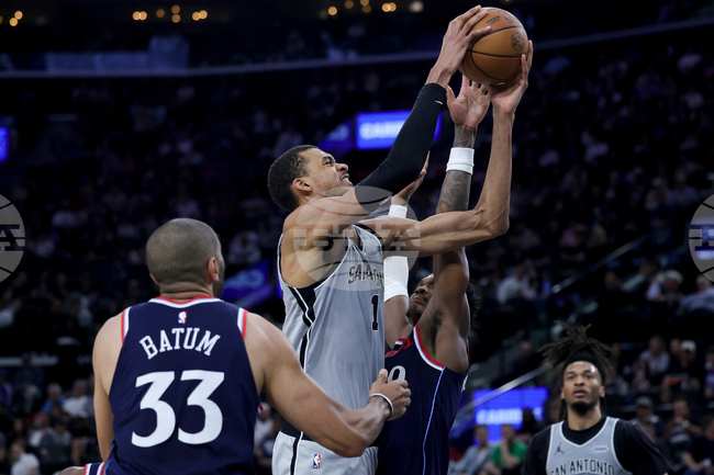 Сан Антонио надигра Лос Анджелис Клипърс за 50-ата си победа от началото на сезона в НБА