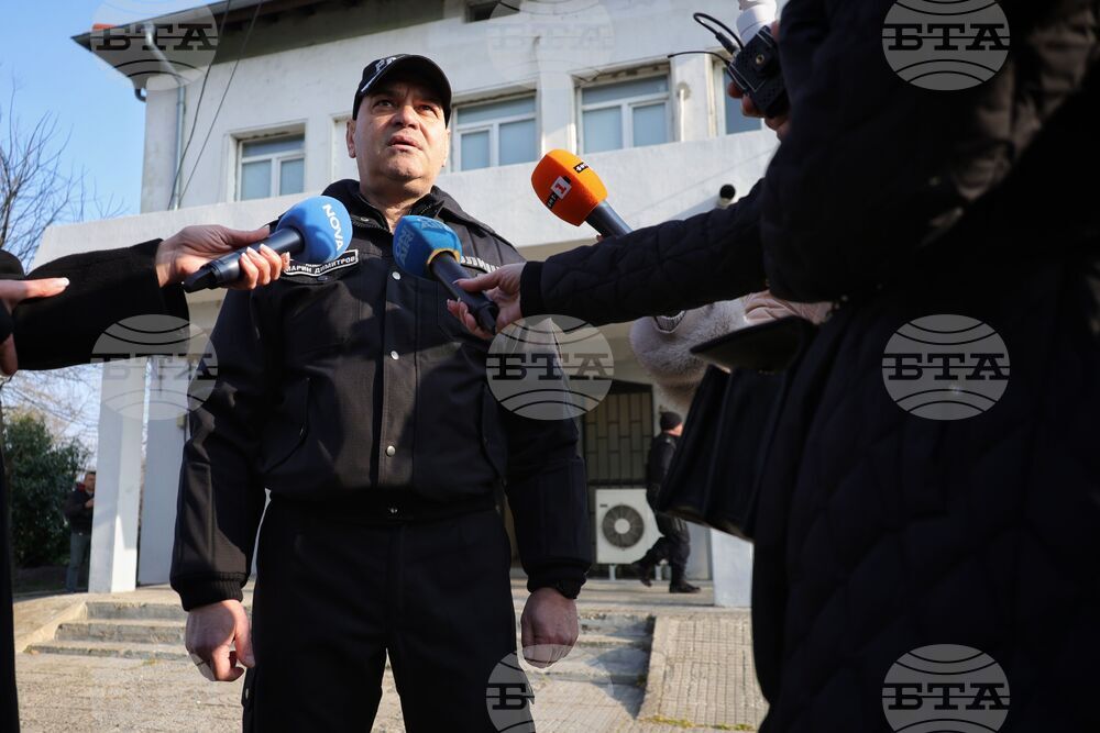 Десет души са задържани при акция на полицията в Бургас и региона