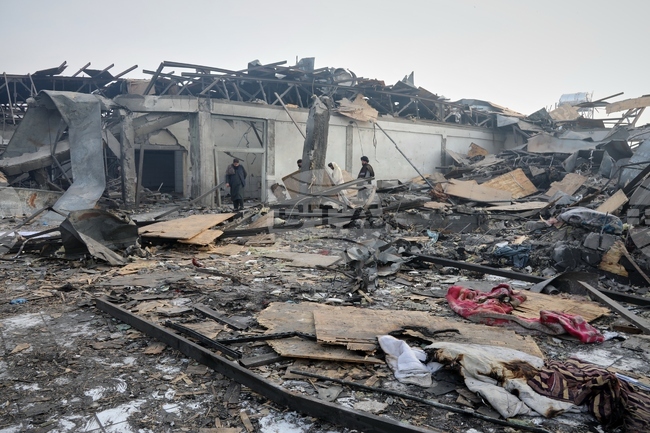 Пакистан отхвърли твърденията на Афганистан, че въздушните му удари снощи са убили над 400 души в болница в Кабул 