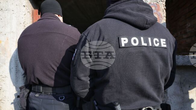 Пликове с пари и списъци за избори са открити при полицейска акция в Бургас