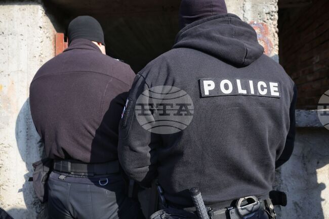 Пликове с пари и списъци за избори са открити при полицейска акция в Бургас