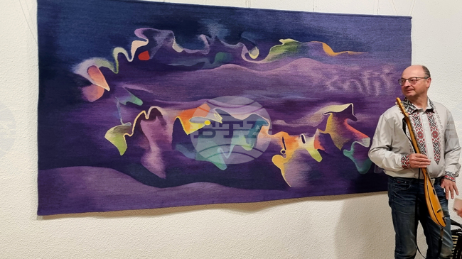 Изложба художествен текстил „Родопска песен“ на Георги Баев е подредена в Смолян