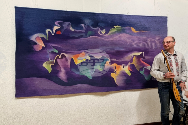 Изложба художествен текстил „Родопска песен“ на Георги Баев е подредена в Смолян