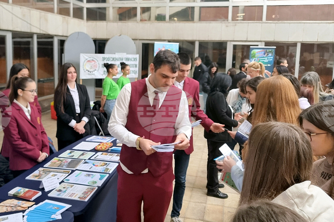 В Плевен 18 училища участват в изложението „Къде след 7-и?“