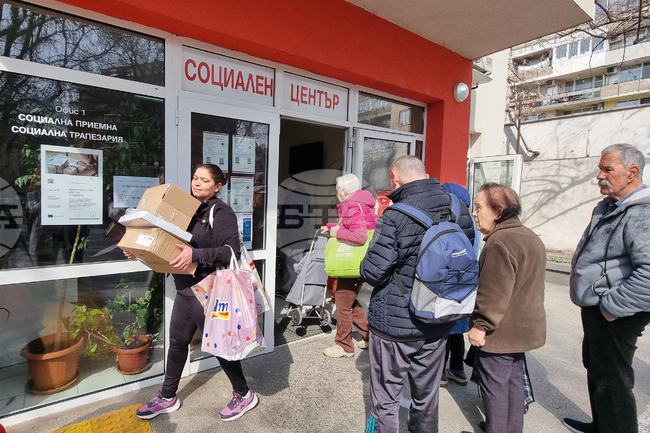 Пловдив - Български червен кръст - хранителни пакети