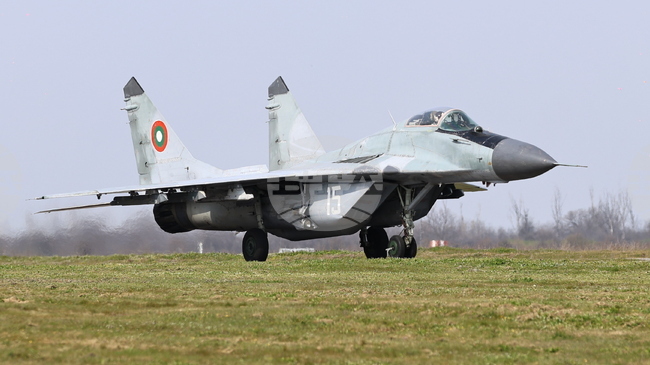 С полети на самолетите МиГ-29, F16 и L-39 Трета авиобаза Граф Игнатиево отбеляза 75 години от създаването си