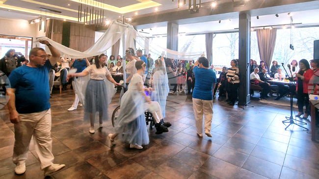 С песни, танци и стихове потребители на социални услуги в община Разград поздравиха социалните работници