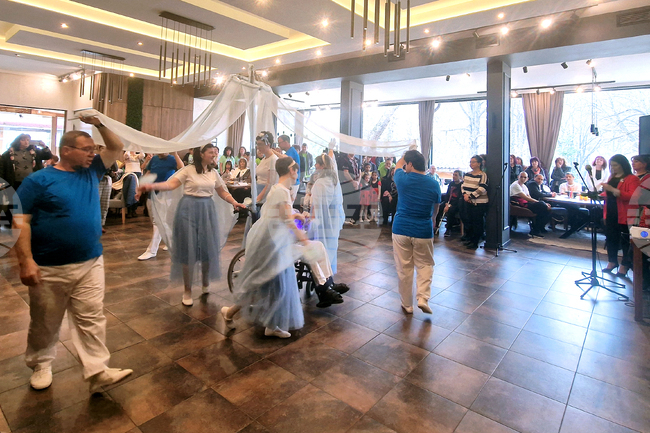 С песни, танци и стихове потребители на социални услуги в община Разград поздравиха социалните работници