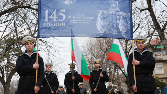 Висшето военноморско училище отбеляза 145 години от създаването си с шествие и концерт в Русе