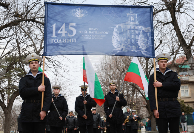 Висшето военноморско училище отбеляза 145 години от създаването си с шествие и концерт в Русе