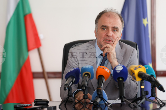 Сценичните изкуства се превръщат в бездънна яма в бюджета на Министерството на културата, каза служебният министър Найден Тодоров