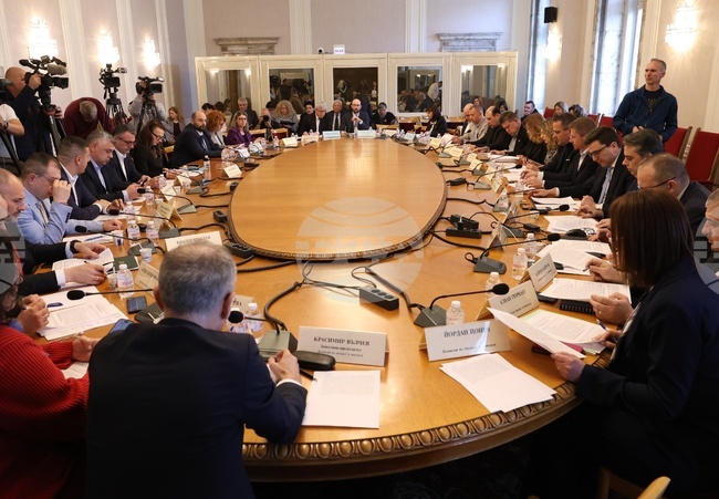 Промените в удължителния закон за бюджета бяха приети на второ четене от бюджетната комисия към парламента