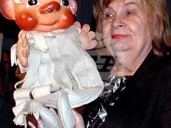 Кърджали (16 декември 2004) Актрисата Слава Рачева и познатия от телевизионния екран на поколения българи Педя човек-лакът брада се срещнаха с децата на Кърджали в Обединен детски комплекс в областния град. Пресфото-БТА, снимка: Петко Борисов/архив