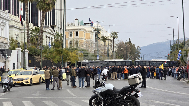 Таксиметрови шофьори излязоха на протест в Атина срещу прехода към електрически автомобили