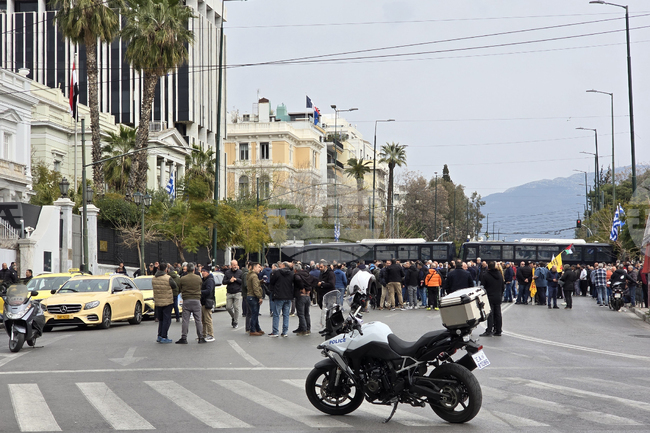 Таксиметрови шофьори излязоха на протест в Атина срещу прехода към електрически автомобили
