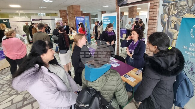 Експерти на Община Шумен представиха професиите счетоводител и данъчен инспектор на форума „Кариери – 2026“ 