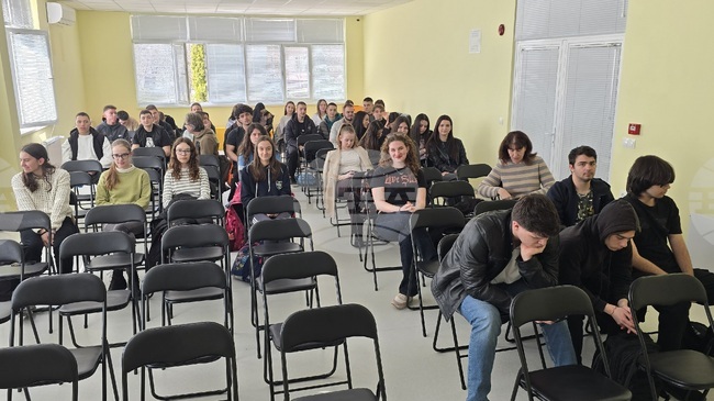 Служители на здравната каса във Враца гостуваха на дванадесетокласници от математическата гимназия в града 
