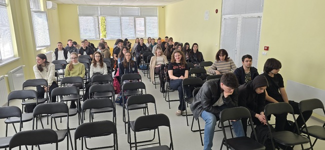 Служители на здравната каса във Враца гостуваха на дванадесетокласници от математическата гимназия в града 