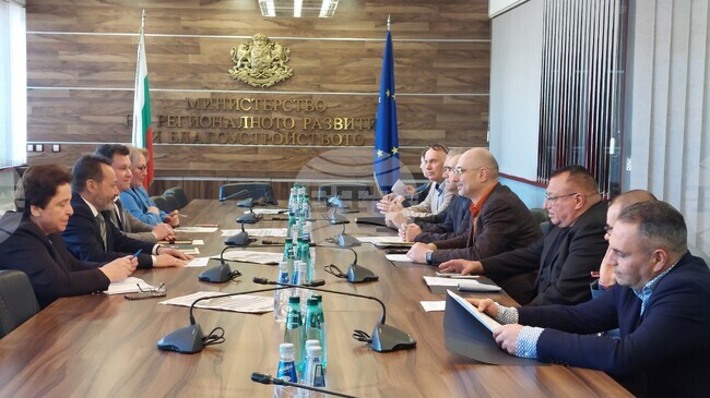 Подготвят се досиета на всички проекти по Инвестиционната програма за общински проекти, каза служебният министър Николай Найденов