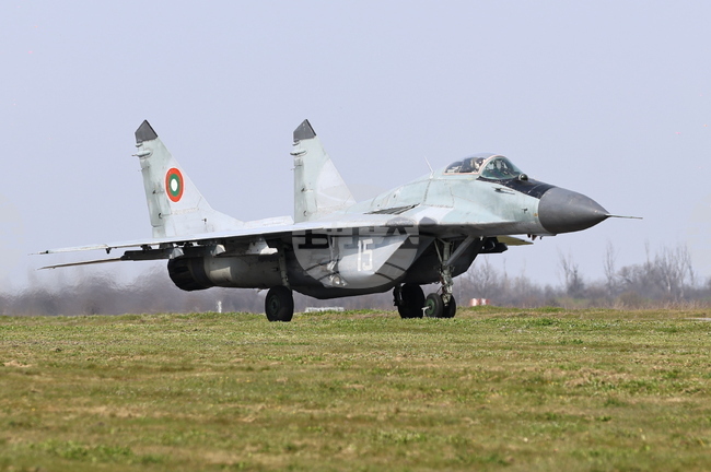 С полети на самолетите МиГ-29, F-16 и L-39 Трета авиобаза Граф Игнатиево отбеляза 75 години от създаването си