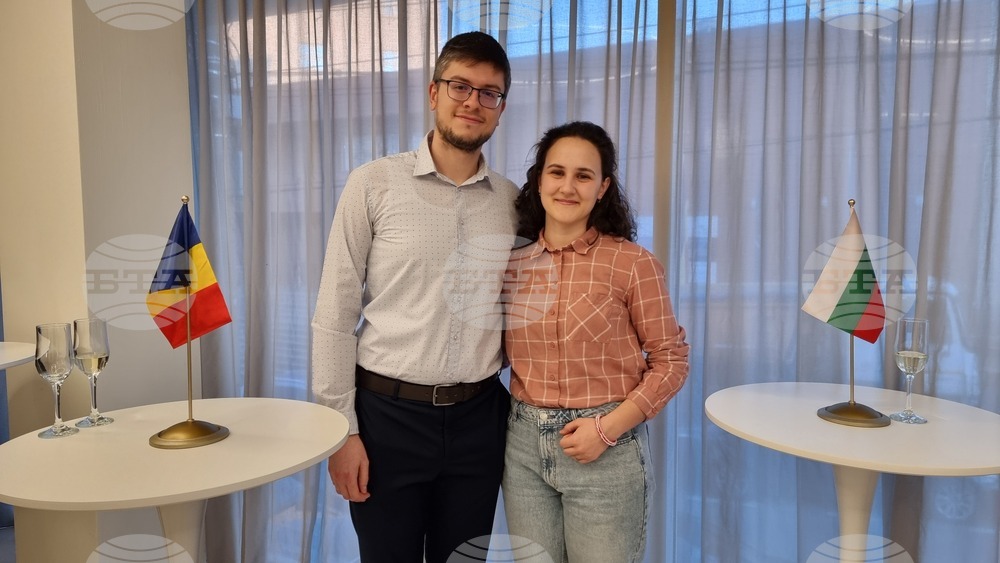 Историята на Радослав и Юлия - българин и румънка, които се запознават в интернет, живеят в Клуж-Напока и мечтаят за София 