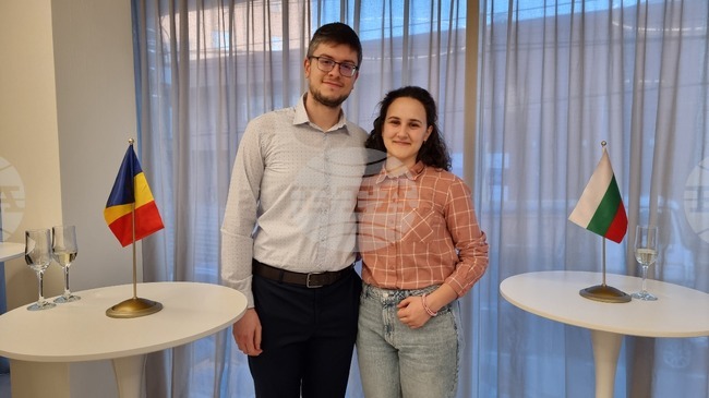 Историята на Радослав и Юлия - българин и румънка, които се запознават в интернет, живеят в Клуж-Напока и мечтаят за София 