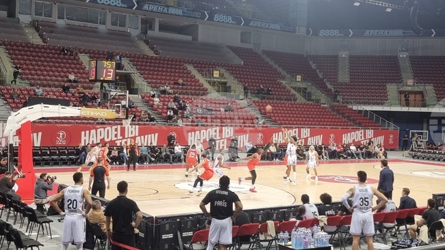 Апоел Тел Авив надигра Париж Баскет в мач от Евролигата в София, Борислав Младенов и Дий Бост бяха сред зрителите