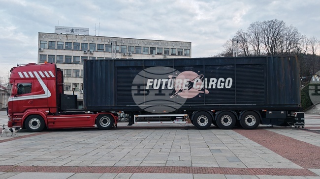 Спектакълът Future Cargo превръща контейнер в сцена и кани публиката на пътуване между светове, каза за БТА Цветана Георгиева