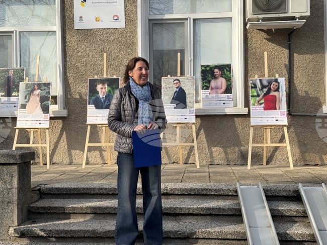  Казанлък - „ПроменениТЕ - за живота след приемната грижа“ - пътуваща изложба