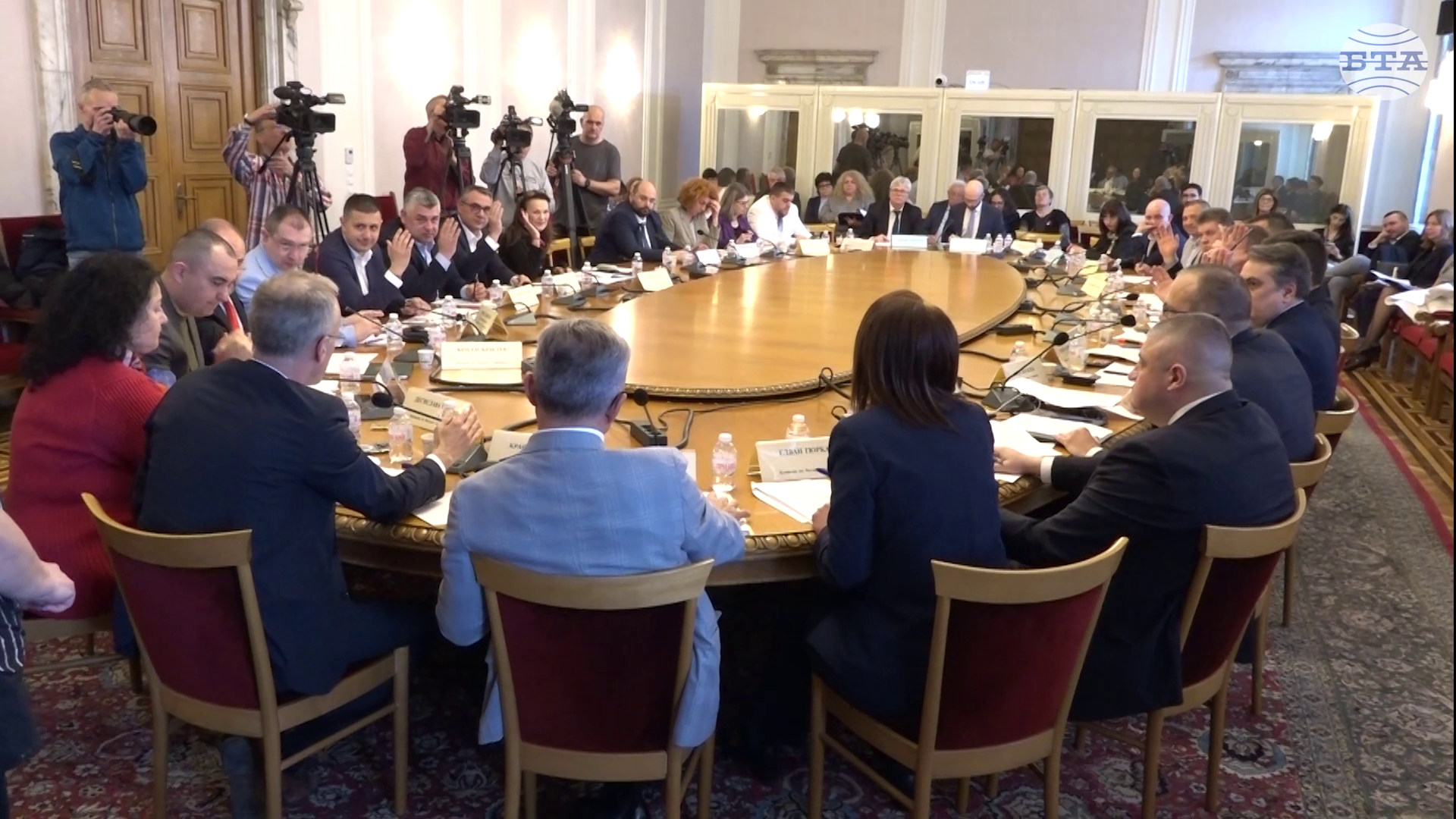 Промените в удължителния закон за бюджета бяха приети на второ четене от бюджетната комисия към парламента
