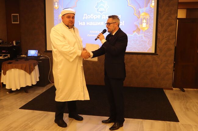 Областна администрация Русе: Над 100 души присъстваха на ифтар в Русе, даден от районния мюфтия Юджел Хайредин. Сред тях бе и областният управител Орлин Пенков